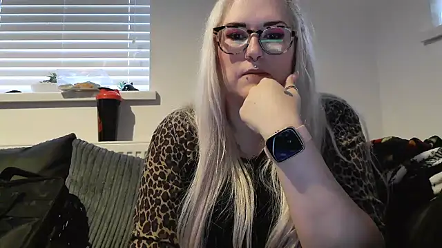 Snapshot of Sizzling_Indie36 chatting on 09-19-25, 05:24 Sizzling Indie36 online show from 09-19-25, 05:24