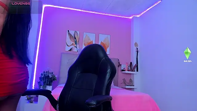 Snapshot of Molly_h0t chatting on 11-27-25, 12:18 Molly h0t online show from 11-27-25, 12:18