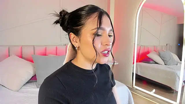 Snapshot of Eimmy_bm chatting on 09-20-25, 02:40 Eimmy bm online show from 09-20-25, 02:40