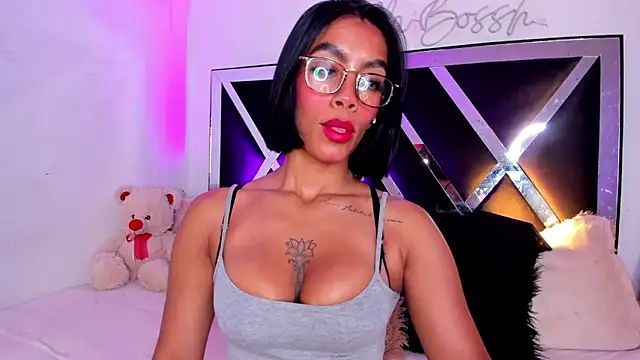 Snapshot of Fiorella-Bossh chatting on 10-10-25, 04:00 Fiorella-Bossh online show from 10-10-25, 04:00