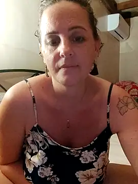Snapshot of emiliemilf chatting on 04-26-26, 06:33 emiliemilf online show from 04-26-26, 06:33