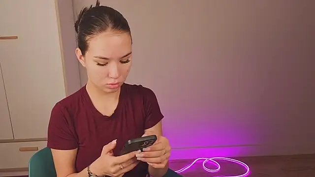 EmiliaDroll online show from 10-27-25, 04:16