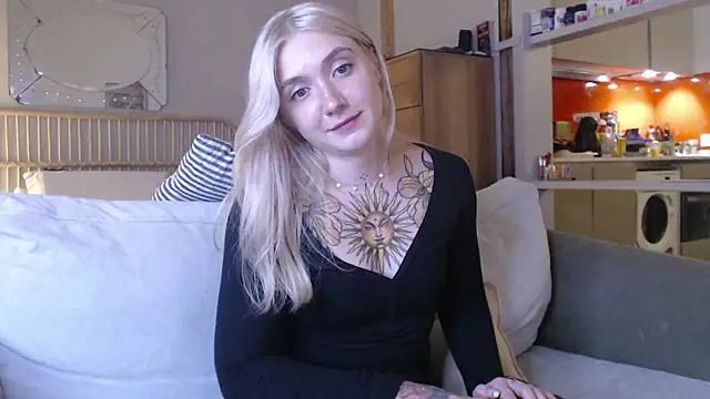 Snapshot of tattoobbgirl chatting on 03-18-25, 08:37 tattoobbgirl online show from 03-18-25, 08:37