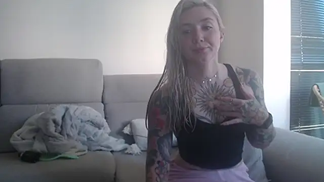 Snapshot of tattoobbgirl chatting on 11-04-25, 01:32 tattoobbgirl online show from 11-04-25, 01:32