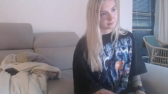 Snapshot of tattoobbgirl chatting on 11-08-25, 04:29 tattoobbgirl online show from 11-08-25, 04:29