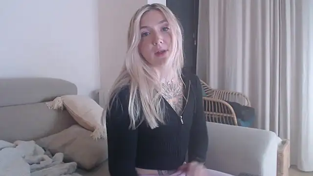 Snapshot of tattoobbgirl chatting on 11-24-25, 06:18 tattoobbgirl online show from 11-24-25, 06:18