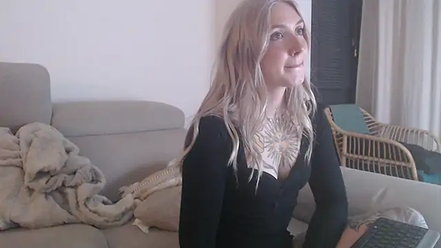 Snapshot of tattoobbgirl chatting on 11-26-25, 05:47 tattoobbgirl online show from 11-26-25, 05:47