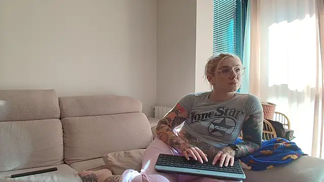 Snapshot of tattoobbgirl chatting on 06-12-26, 03:55 tattoobbgirl online show from 06-12-26, 03:55