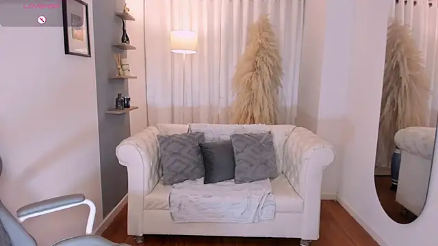 Snapshot of hanna_mils chatting on 02-20-26, 06:26 hanna mils online show from 02-20-26, 06:26