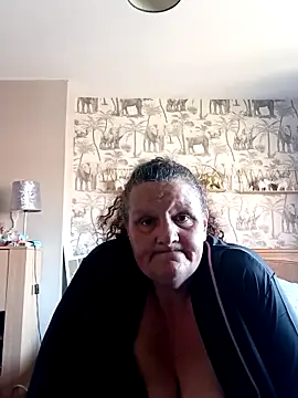 Snapshot of MissQueenBeex chatting on 03-20-25, 12:00 MissQueenBeex online show from 03-20-25, 12:00