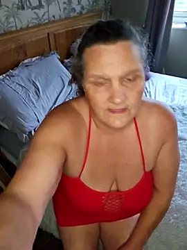 Snapshot of MissQueenBeex chatting on 10-16-25, 04:19 MissQueenBeex online show from 10-16-25, 04:19