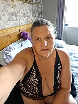 Snapshot of MissQueenBeex chatting on 10-20-25, 01:33 MissQueenBeex online show from 10-20-25, 01:33