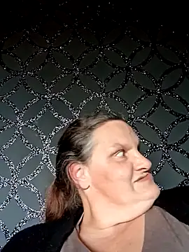 Snapshot of MissQueenBeex chatting on 10-27-25, 03:16 MissQueenBeex online show from 10-27-25, 03:16