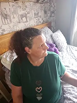 Snapshot of MissQueenBeex chatting on 11-06-25, 02:29 MissQueenBeex online show from 11-06-25, 02:29