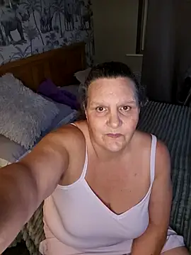 Snapshot of MissQueenBeex chatting on 11-14-25, 08:18 MissQueenBeex online show from 11-14-25, 08:18