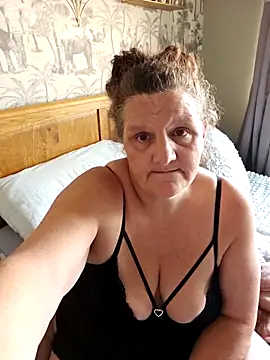 Snapshot of MissQueenBeex chatting on 11-28-25, 11:46 MissQueenBeex online show from 11-28-25, 11:46