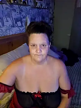 Snapshot of MissQueenBeex chatting on 12-04-25, 11:57 MissQueenBeex online show from 12-04-25, 11:57