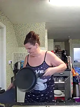 Snapshot of MissQueenBeex chatting on 12-14-25, 12:32 MissQueenBeex online show from 12-14-25, 12:32