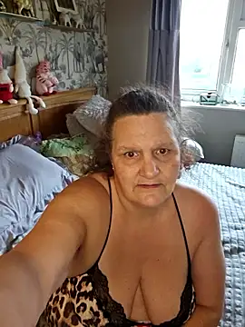 Snapshot of MissQueenBeex chatting on 12-15-25, 11:58 MissQueenBeex online show from 12-15-25, 11:58