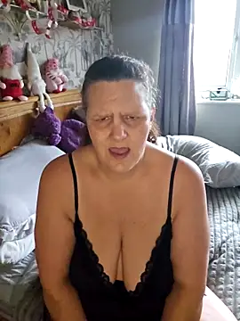 MissQueenBeex online show from 12-18-25, 11:05