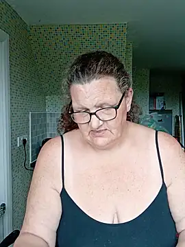 Snapshot of MissQueenBeex chatting on 05-12-26, 02:36 MissQueenBeex online show from 05-12-26, 02:36