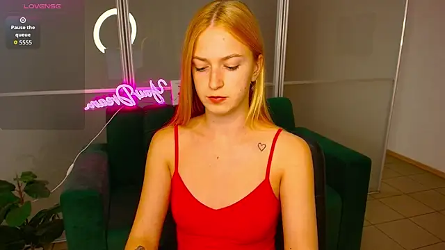 Snapshot of MirandaMayers chatting on 09-26-25, 08:24 MirandaMayers online show from 09-26-25, 08:24