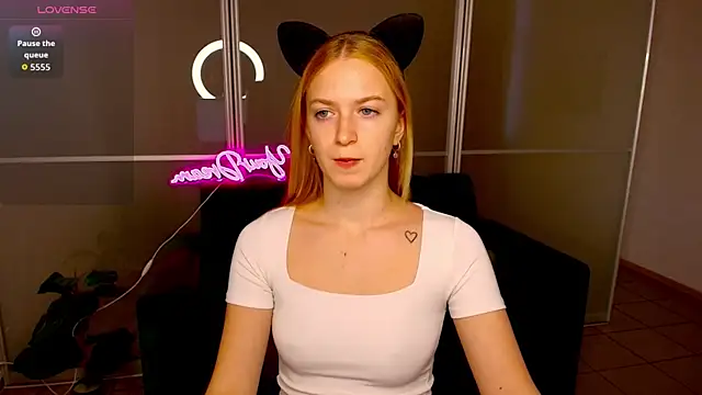 Snapshot of MirandaMayers chatting on 10-14-25, 05:52 MirandaMayers online show from 10-14-25, 05:52
