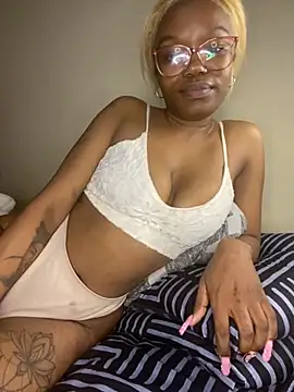 Snapshot of YummyMelanin117 chatting on 10-01-25, 10:38 YummyMelanin117 online show from 10-01-25, 10:38