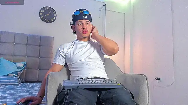 Snapshot of samxx_muscle chatting on 12-21-25, 01:07 samxx muscle online show from 12-21-25, 01:07