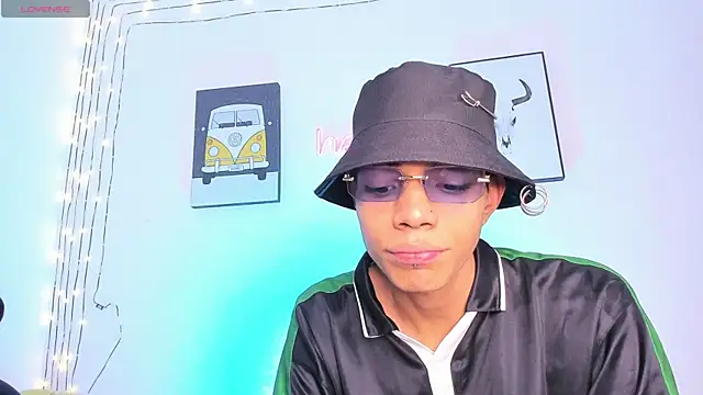 Snapshot of candyandmarilyn chatting on 12-18-25, 09:21 candyandmarilyn online show from 12-18-25, 09:21