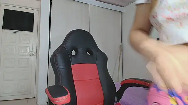 Snapshot of lovehotpink chatting on 11-05-25, 05:24 lovehotpink online show from 11-05-25, 05:24