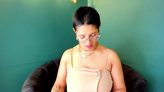Snapshot of Elaine87_ chatting on 10-12-25, 12:15 Elaine87 online show from 10-12-25, 12:15