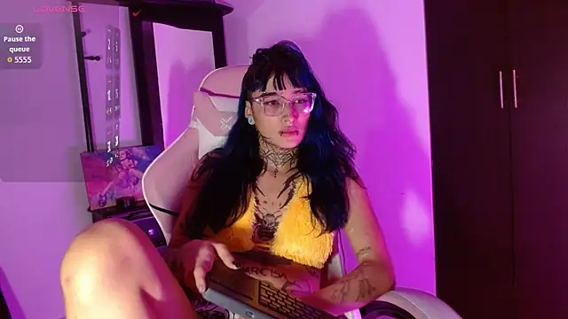 SharaRoss1 online show from 11-14-25, 08:13