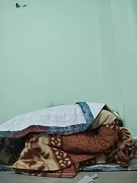 Snapshot of Desi_Bhabi_01 chatting on 12-15-25, 04:22 Desi Bhabi 01 online show from 12-15-25, 04:22