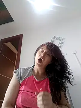 Snapshot of lunadicty chatting on 12-17-25, 01:33 lunadicty online show from 12-17-25, 01:33