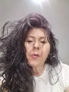 Snapshot of lunadicty chatting on 05-31-26, 12:08 lunadicty online show from 05-31-26, 12:08