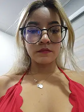 Snapshot of Pretty_roxxyy chatting on 12-05-25, 12:36 Pretty roxxyy online show from 12-05-25, 12:36