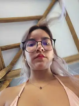 Snapshot of Pretty_roxxyy chatting on 12-14-25, 12:10 Pretty roxxyy online show from 12-14-25, 12:10