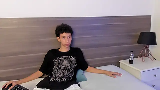 Snapshot of Andrew_Thompson333 chatting on 03-21-25, 07:00 Andrew Thompson333 online show from 03-21-25, 07:00