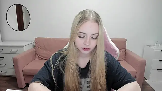 Snapshot of mistress_lain chatting on 08-03-26, 01:04 mistress lain online show from 08-03-26, 01:04