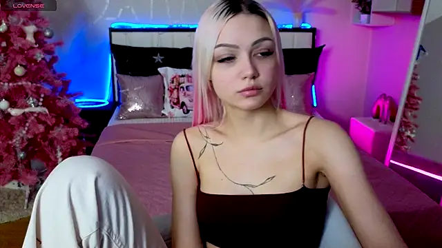 LinaLirian online show from 12-16-25, 01:38