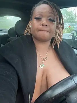 Snapshot of RoyalQueen2u chatting on 04-26-26, 10:46 RoyalQueen2u online show from 04-26-26, 10:46
