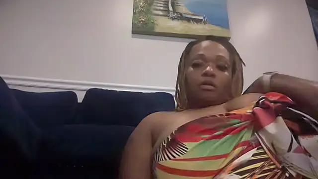 Snapshot of RoyalQueen2u chatting on 05-31-26, 07:37 RoyalQueen2u online show from 05-31-26, 07:37