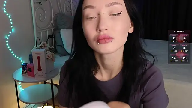  holly berry  online show from 10-04-25, 01:47