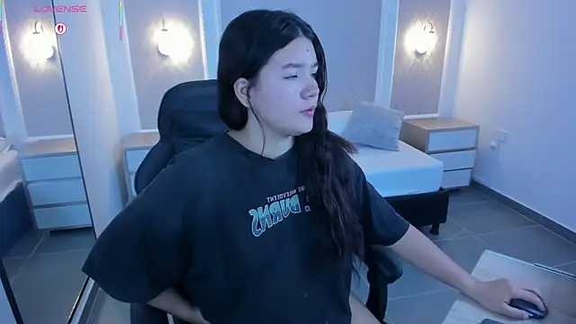 Snapshot of malu_03x chatting on 10-15-25, 02:11 malu 03x online show from 10-15-25, 02:11