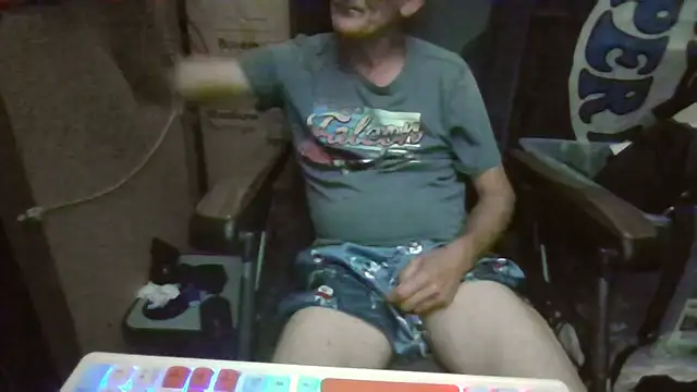 Lovyourpuss online show from 05-17-26, 02:02