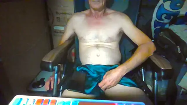 Lovyourpuss online show from 05-18-26, 04:24
