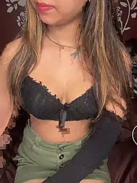 Snapshot of Scarlett_1819 chatting on 02-19-26, 05:42 Scarlett 1819 online show from 02-19-26, 05:42