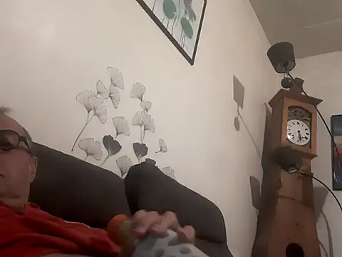 Snapshot of Vince072 chatting on 09-19-25, 04:25 Vince072 online show from 09-19-25, 04:25