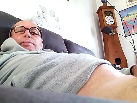 Snapshot of Vince072 chatting on 09-25-25, 09:24 Vince072 online show from 09-25-25, 09:24